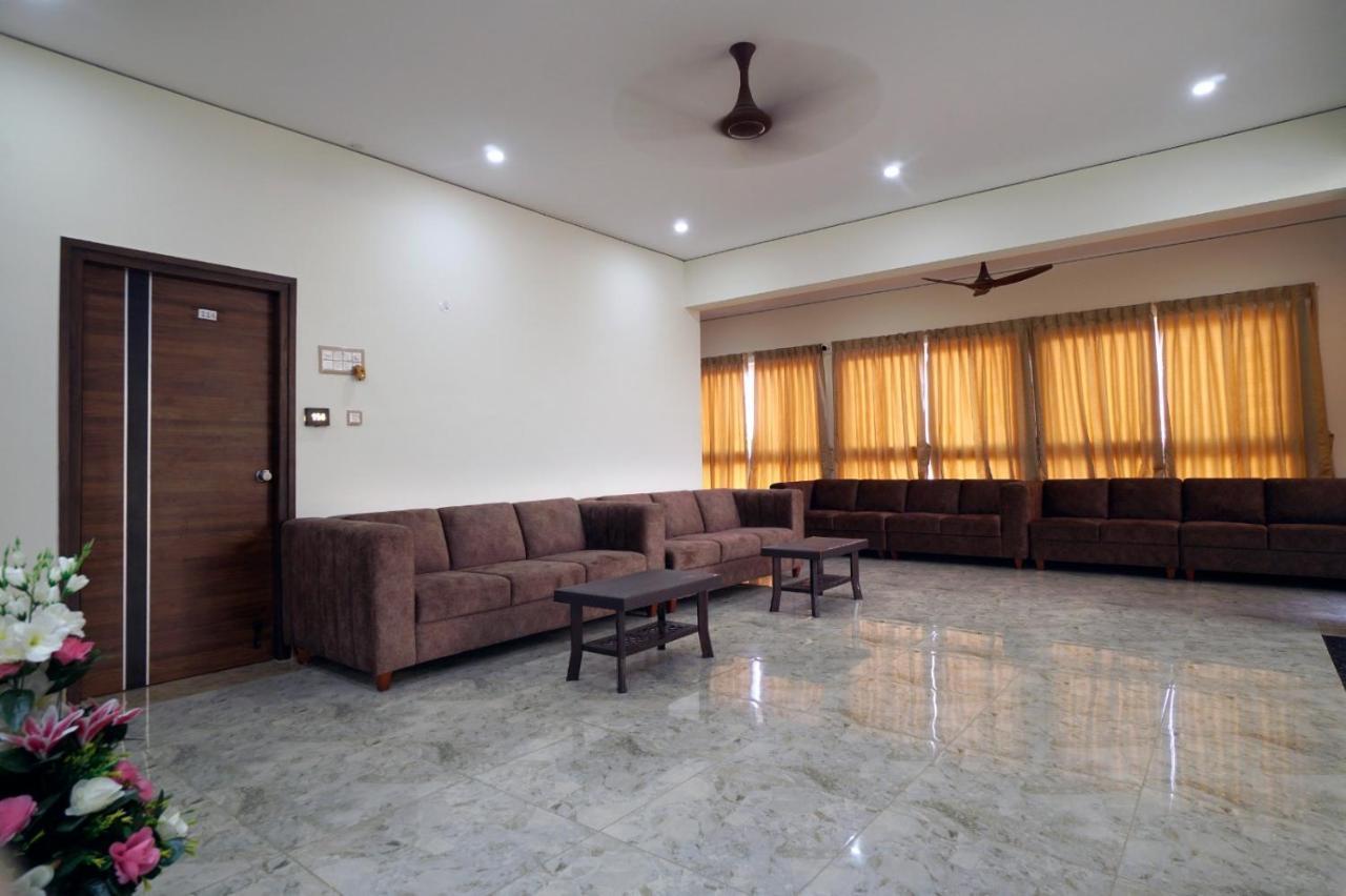 Kcg Residency Hotell Mysore Exteriör bild