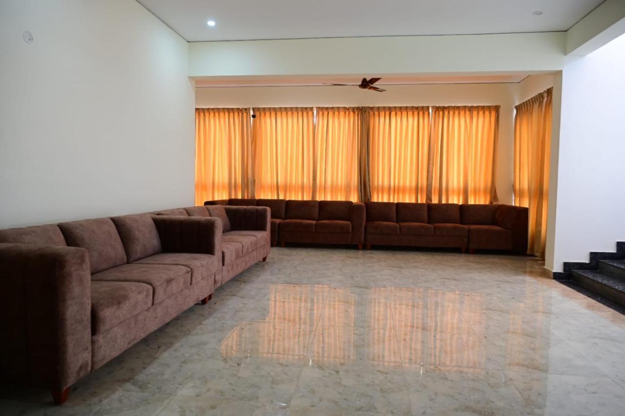 Kcg Residency Hotell Mysore Exteriör bild