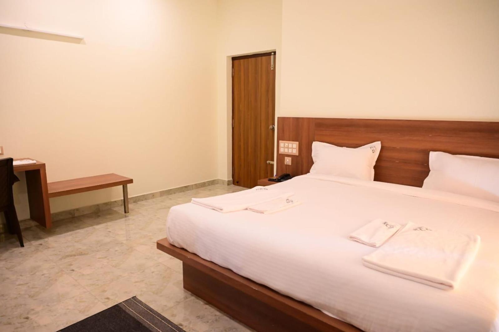Kcg Residency Hotell Mysore Exteriör bild
