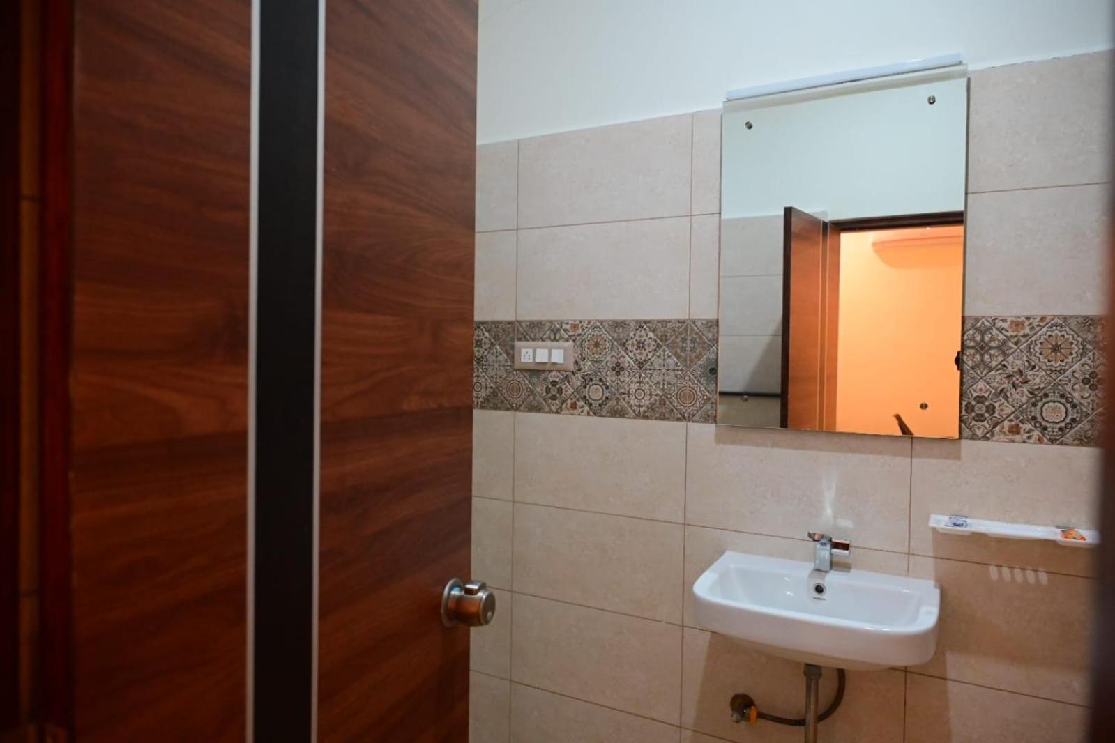 Kcg Residency Hotell Mysore Exteriör bild