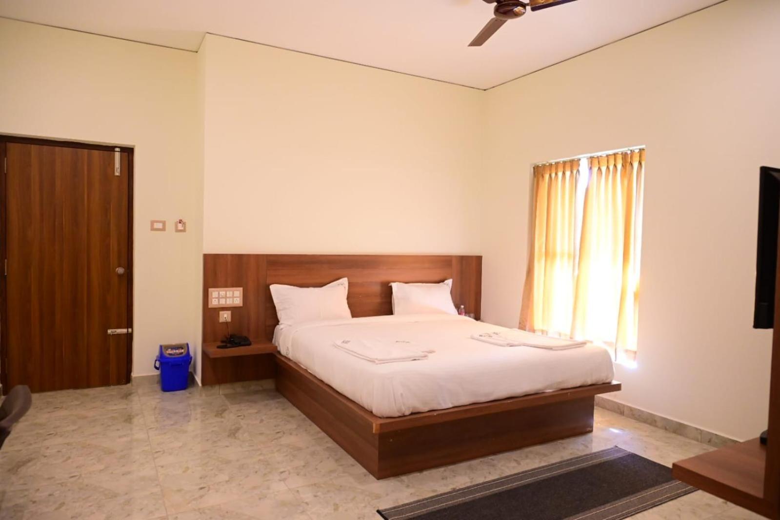 Kcg Residency Hotell Mysore Exteriör bild