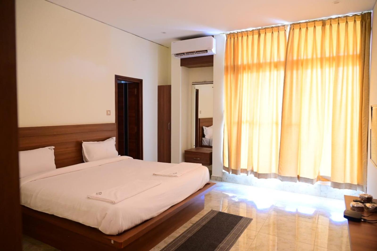 Kcg Residency Hotell Mysore Exteriör bild