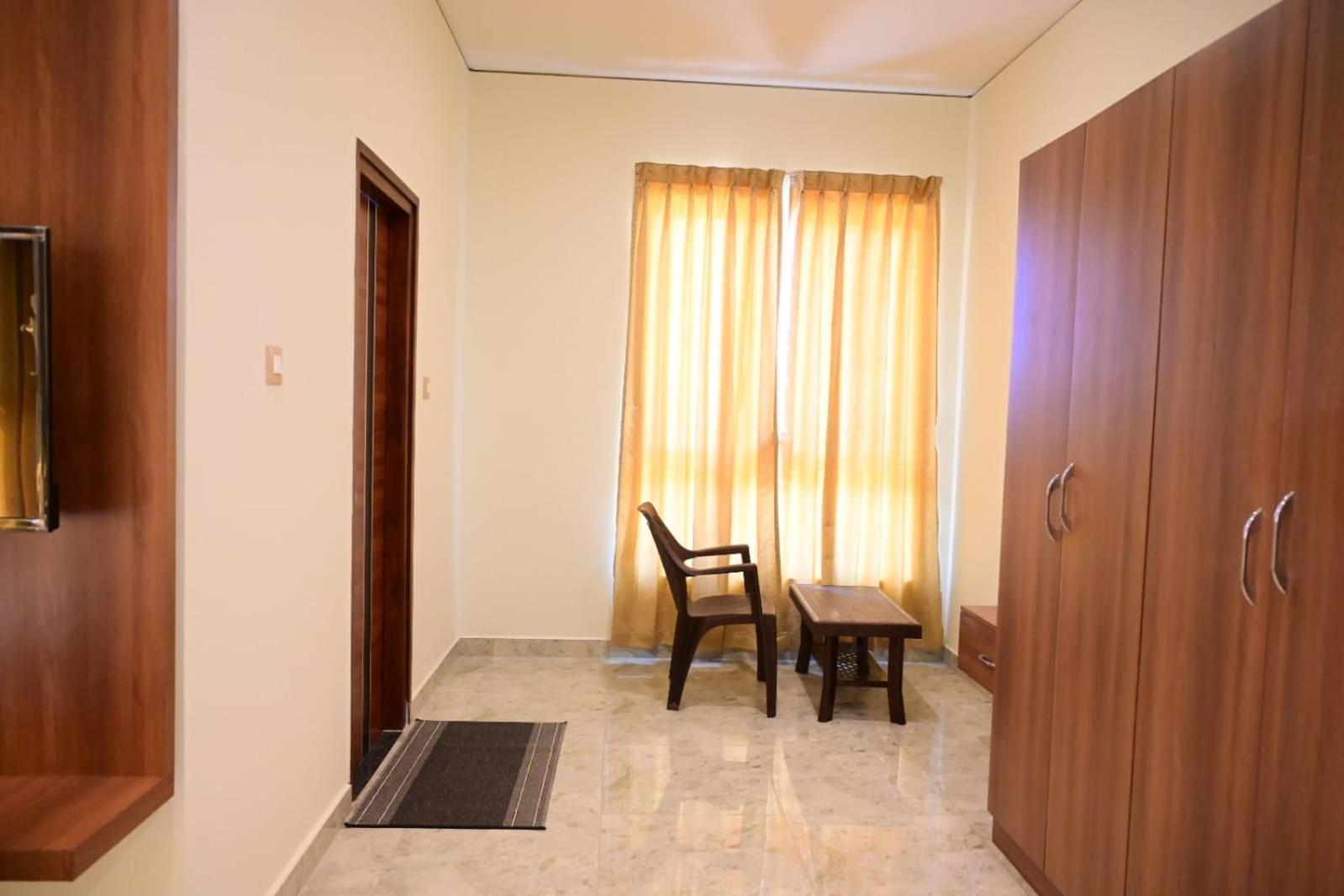 Kcg Residency Hotell Mysore Exteriör bild